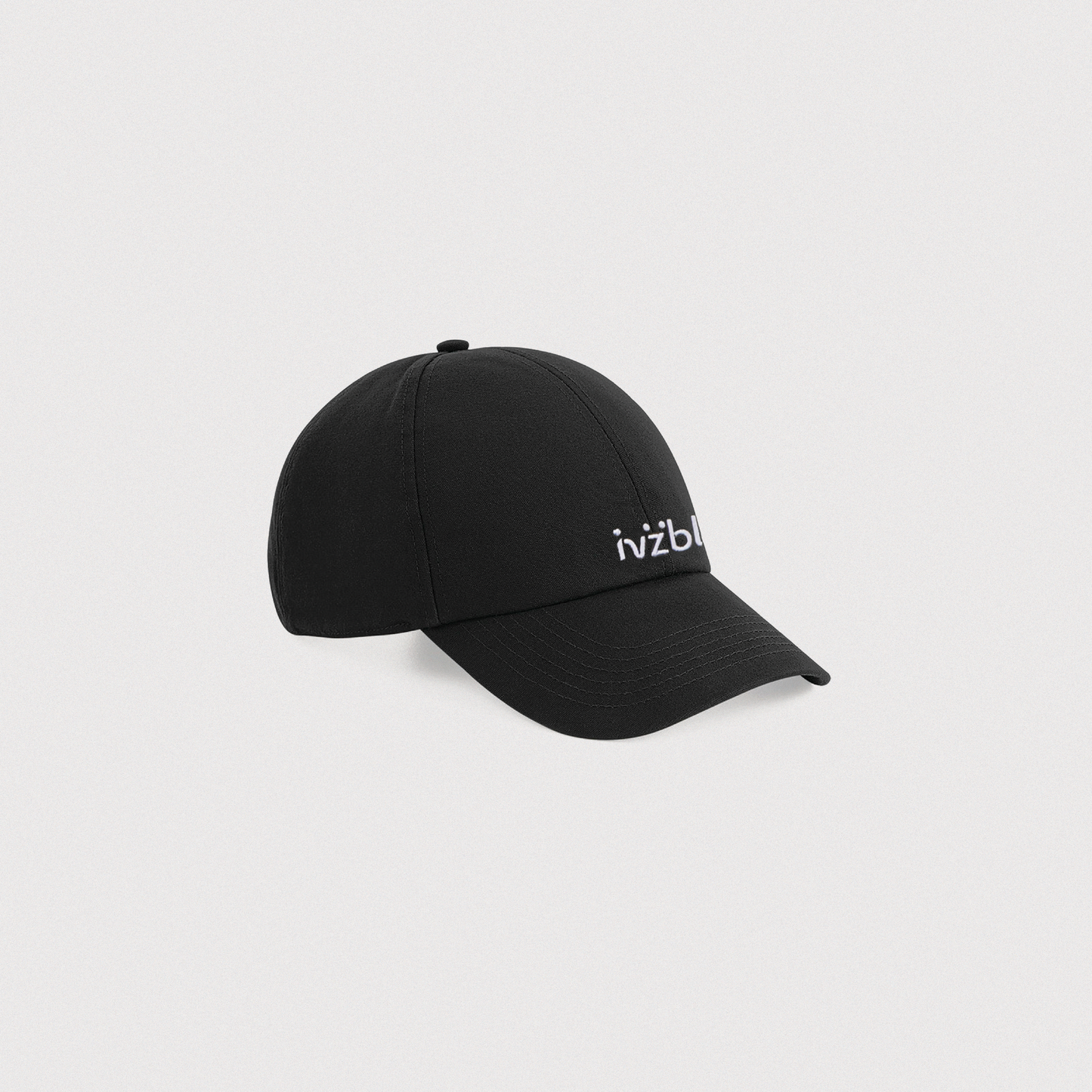 Casquette en tissu de la marque IVZBL, ornée d'une broderie de haute qualité sur le devant. Le logo IVZBL est soigneusement brodé en relief, ajoutant une touche distinctive et élégante à la casquette. Modèle au style épuré et moderne, avec une visière incurvée et un ajustement réglable à l'arrière pour un confort personnalisé. Couleur noire