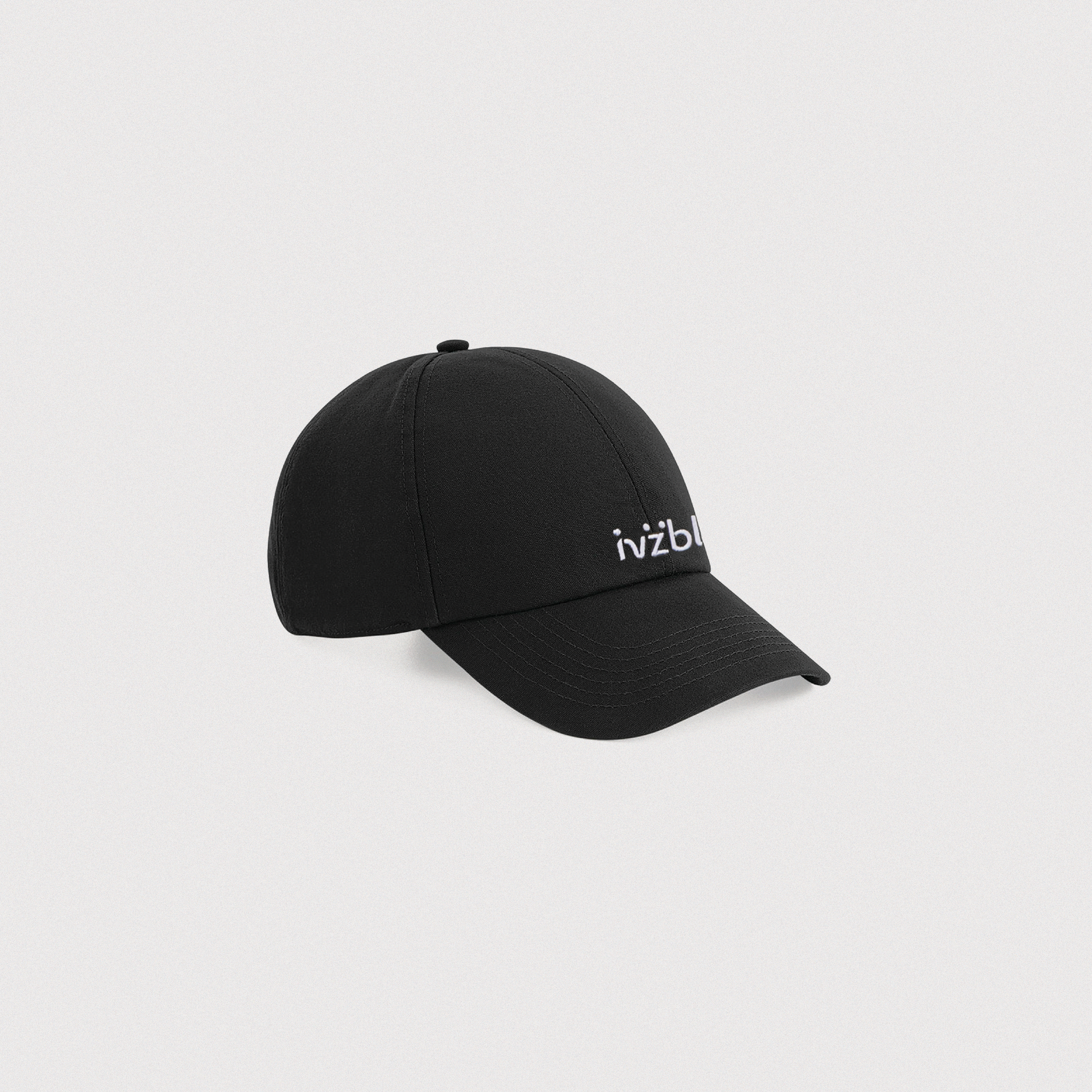 Casquette en tissu de la marque IVZBL, ornée d'une broderie de haute qualité sur le devant. Le logo IVZBL est soigneusement brodé en relief, ajoutant une touche distinctive et élégante à la casquette. Modèle au style épuré et moderne, avec une visière incurvée et un ajustement réglable à l'arrière pour un confort personnalisé. Couleur noire