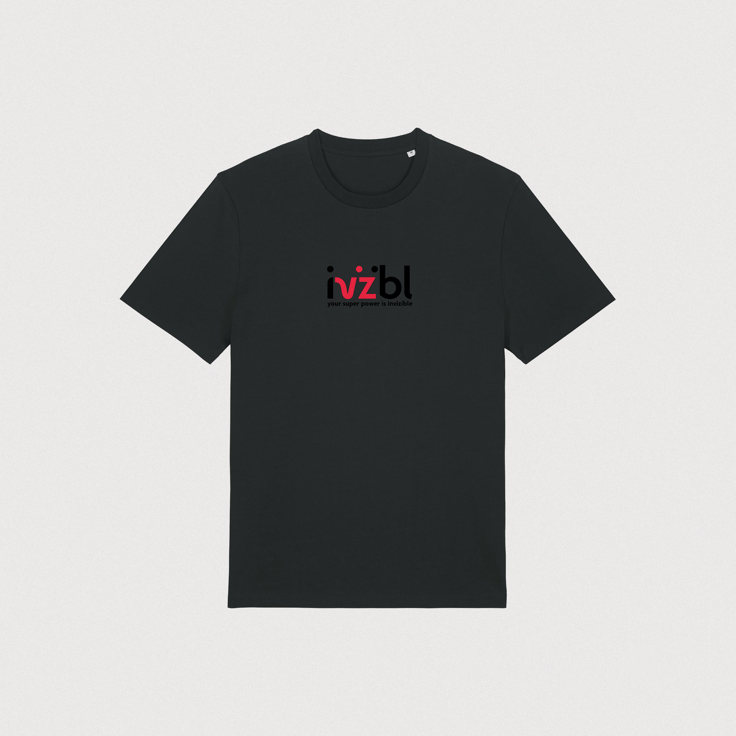 T-shirt pour homme de la marque IVZBL, en couleur noire avec un transfert du logo en noir et rouge sur la poitrine. Ce modèle présente un design épuré, avec une coupe classique légèrement ajustée pour un confort optimal. Le logo en contraste apporte une touche graphique et moderne au t-shirt, parfait pour un look urbain et tendance. 
