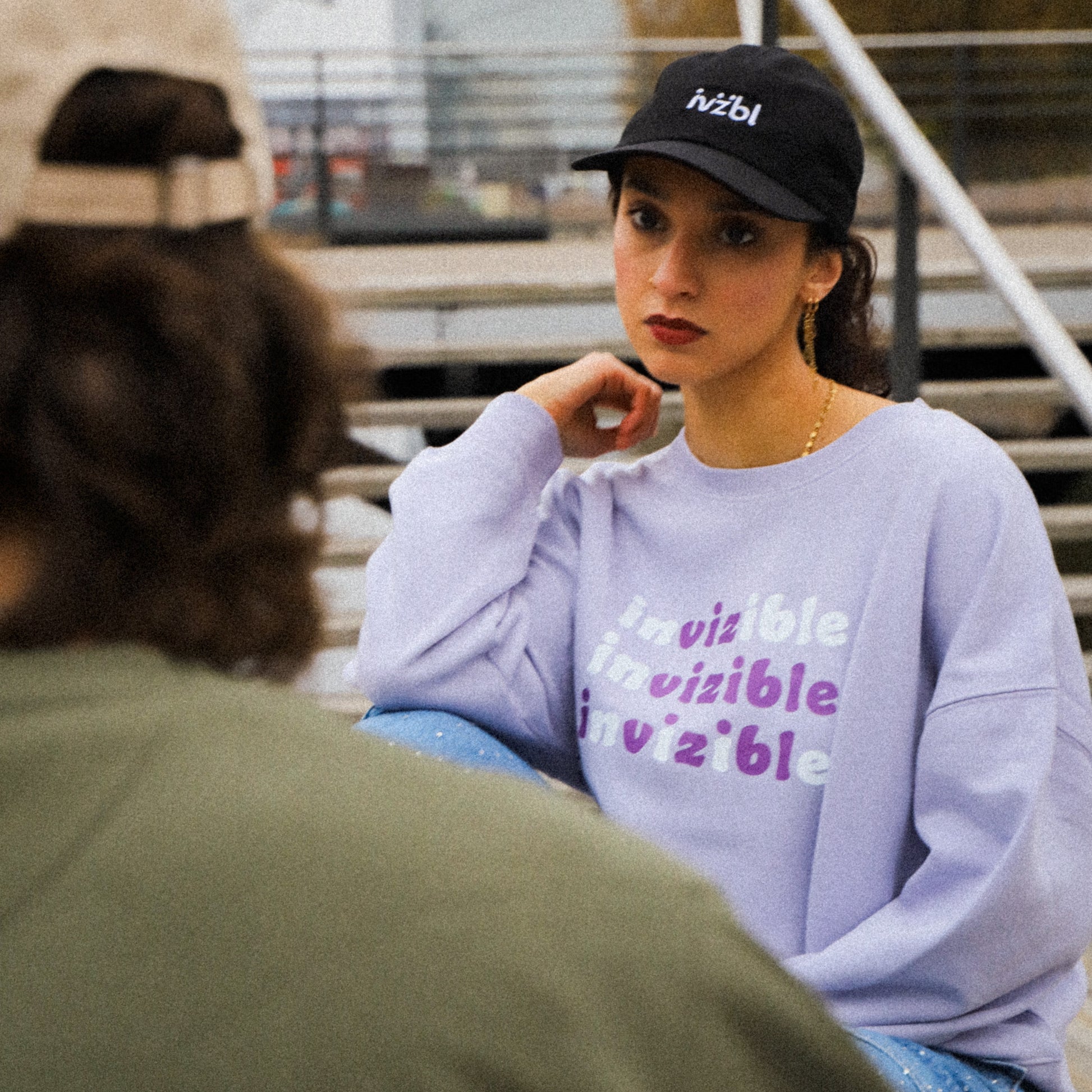 Casquette en tissu de la marque IVZBL, ornée d'une broderie de haute qualité sur le devant. Le logo IVZBL est soigneusement brodé en relief, ajoutant une touche distinctive et élégante à la casquette. Modèle au style épuré et moderne, avec une visière incurvée et un ajustement réglable à l'arrière pour un confort personnalisé. Couleur noire