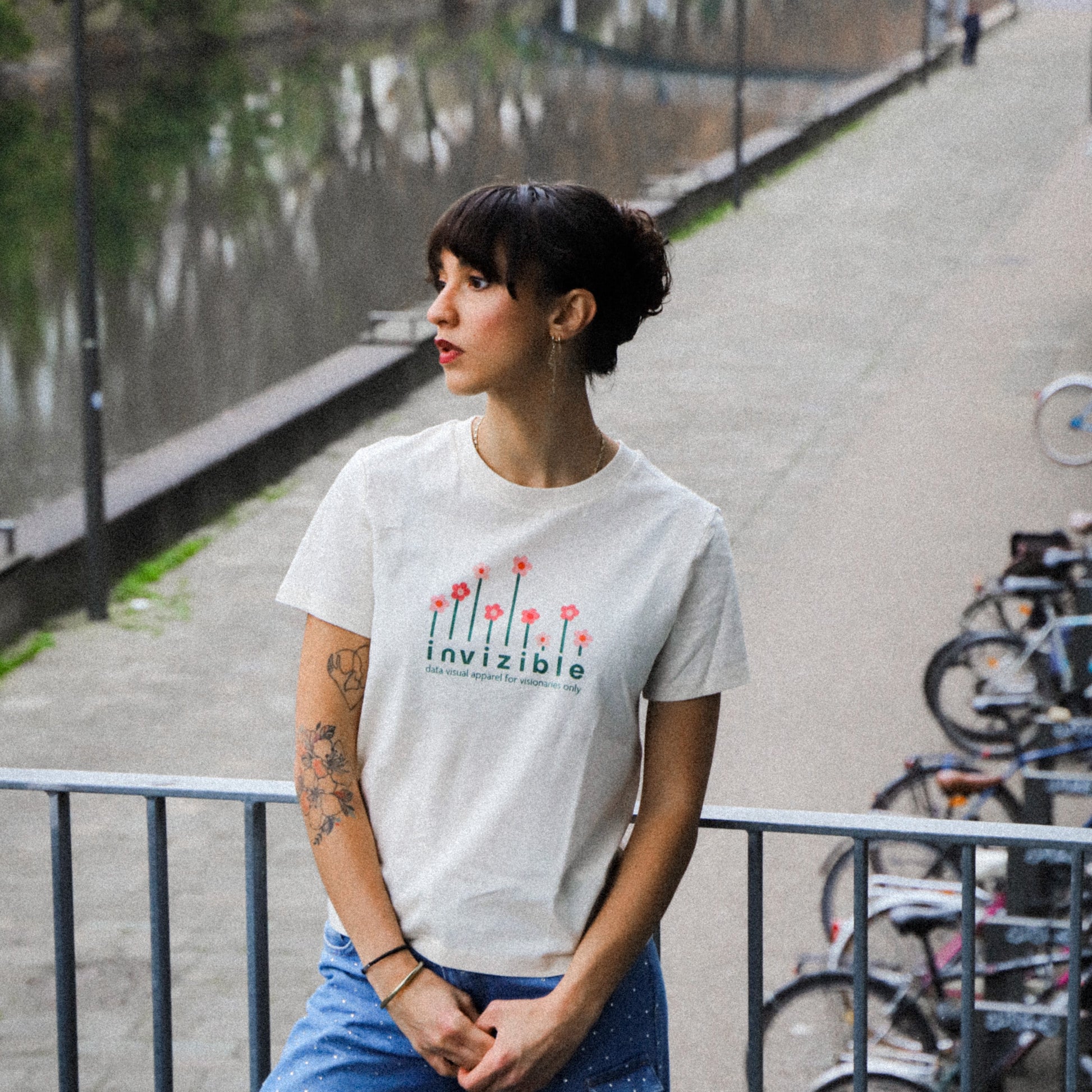 T-shirt pour femme de couleur beige avec un motif fleuri au centre. Ce modèle présente un imprimé floral qui représente une data visualisation autour du mot invizible
