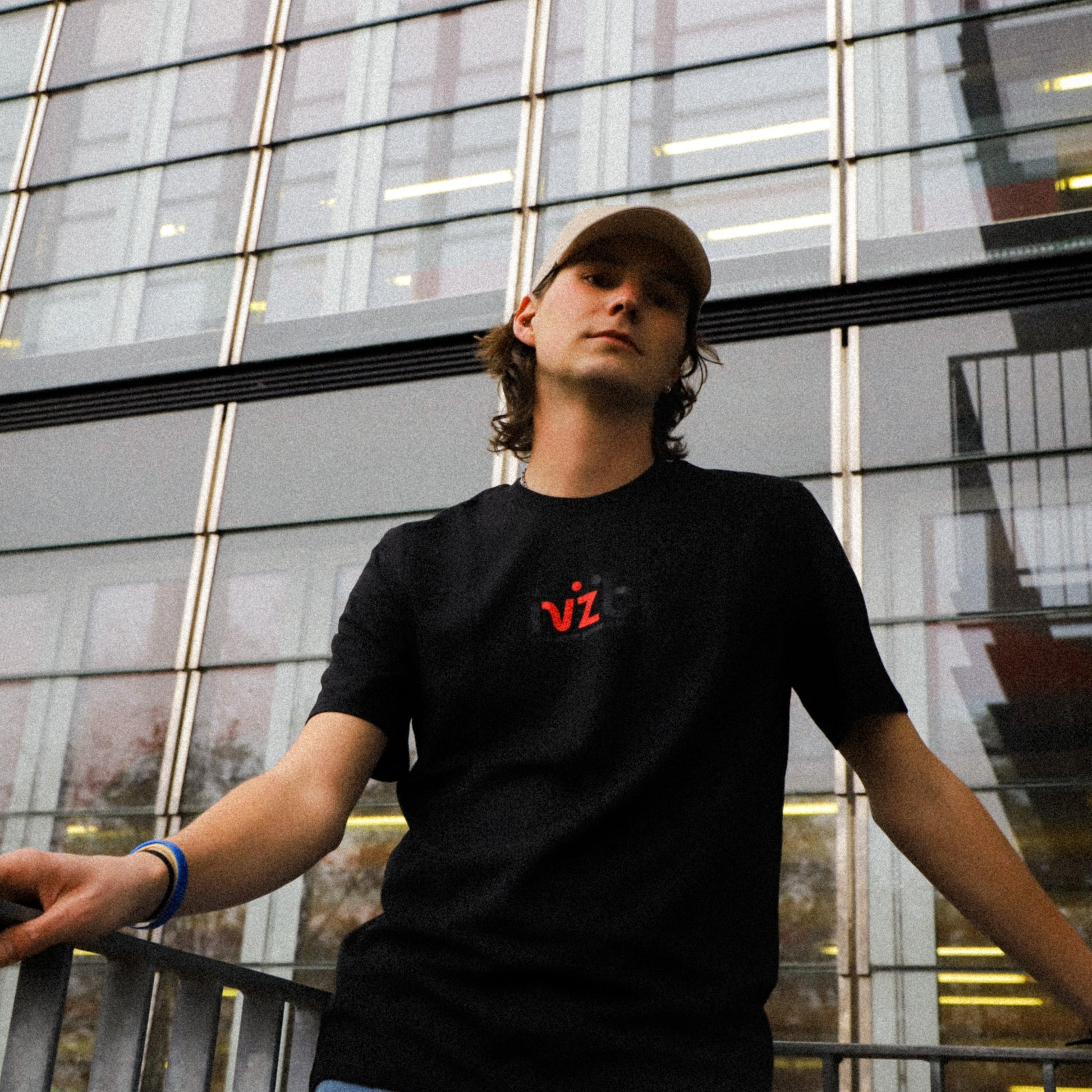 T-shirt pour homme de la marque IVZBL, en couleur noire avec un transfert du logo en noir et rouge sur la poitrine. Ce modèle présente un design épuré, avec une coupe classique légèrement ajustée pour un confort optimal. Le logo en contraste apporte une touche graphique et moderne au t-shirt, parfait pour un look urbain et tendance. 